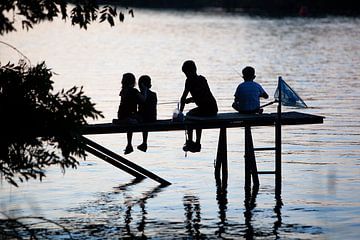 Silhouet van vissende kinderen op een steiger van Peter de Kievith Fotografie
