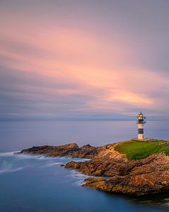 Sonnenuntergang am Leuchtturm von Faro Illa Pancha, Galicien, Spanien