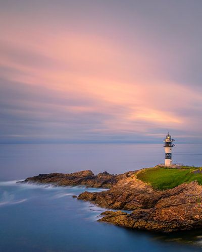 Zonsondergang bij vuurtoren Faro Illa Pancha, Galicië, Spanje