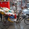Rickshaws transportant de lourdes charges à New Delhi, Inde sur Jan Fritz