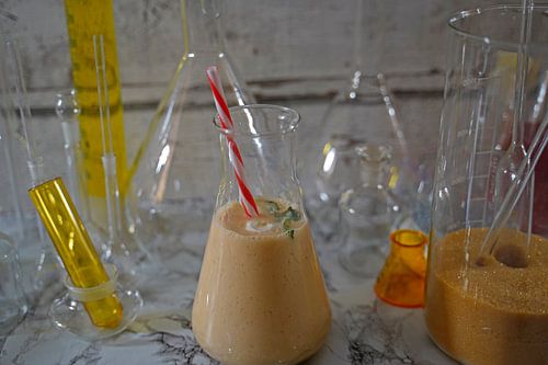 Papaya cocktail met yoghurt en wodka en sinaasappellikeur.