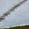 Oben und unten, Giebeltreppe entlang des Gebäudes auf den Azoren. von Marjolein Zijlstra