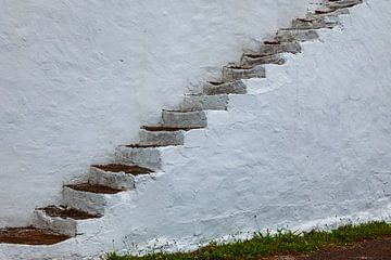 Oben und unten, Giebeltreppe entlang des Gebäudes auf den Azoren. von Marjolein Zijlstra
