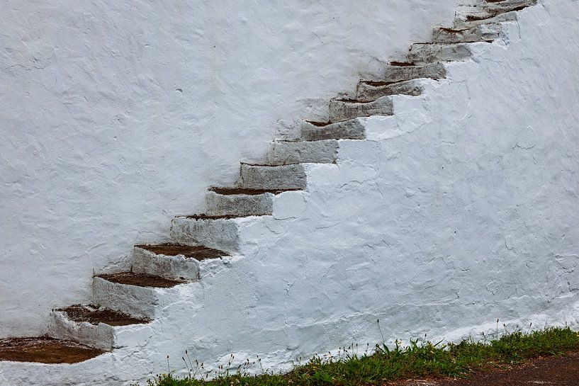 Oben und unten, Giebeltreppe entlang des Gebäudes auf den Azoren. von Marjolein Zijlstra