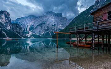 Cabin by the lake van Mario Visser