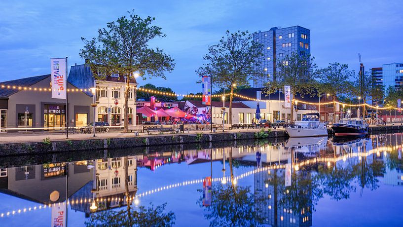 Pius Hafen mit Yachten, Cafés und Terrassen in der Dämmerung von Tony Vingerhoets