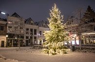 Noël au Nieuwe Markt à Zwolle avec de la neige, des lumières et un sapin de Noël par Sjoerd van der Wal Photographie Aperçu