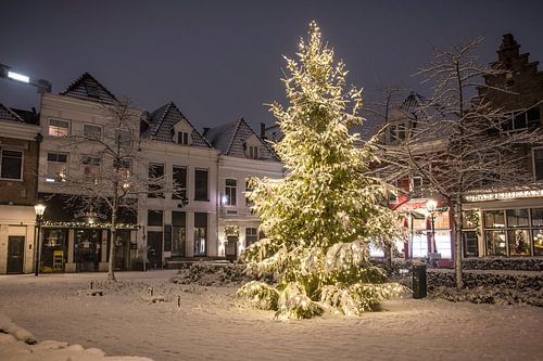 Kerst op de Nieuwe Markt in Zwolle met sneeuw, lichtjes en een kerstboom