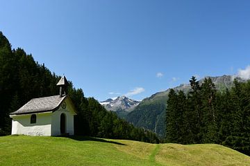 Kerkje op een idyllische alm in Oostenrijk van Renzo de Jonge