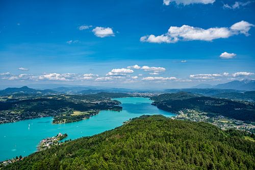 Uitzicht vanaf de Pyramidenkogel uitkijktoren op het Woerthersee meer