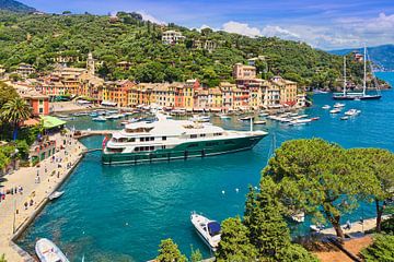 Luxe motorjacht en kleurrijke huizen in de haven van Portofino van Rob Kints