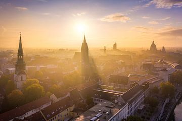 Altstadt von Hannover an einem nebligen Morgen von Michael Abid