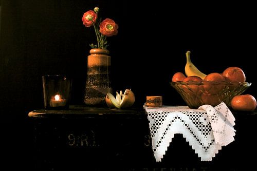 Stilleven fotografie met bloemen en fruit in retro stijl