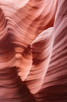 Rode rotsen in organische vormen in de Lower Antelope Canyon