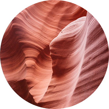 Rode rotsen in organische vormen in de Lower Antelope Canyon van Myrthe Slootjes
