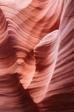 Rode rotsen in organische vormen in de Lower Antelope Canyon van Myrthe Slootjes