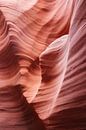 Rode rotsen in organische vormen in de Lower Antelope Canyon van Myrthe Slootjes thumbnail