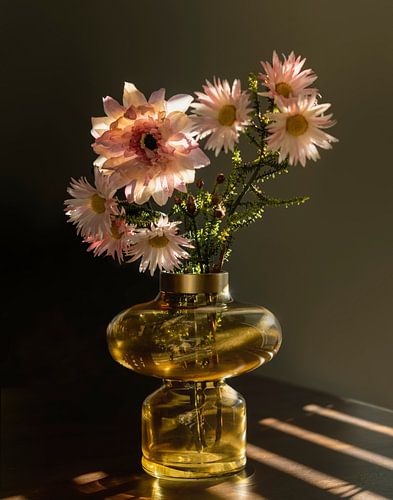 Stilleben mit Seidenblumen. von Alie Ekkelenkamp