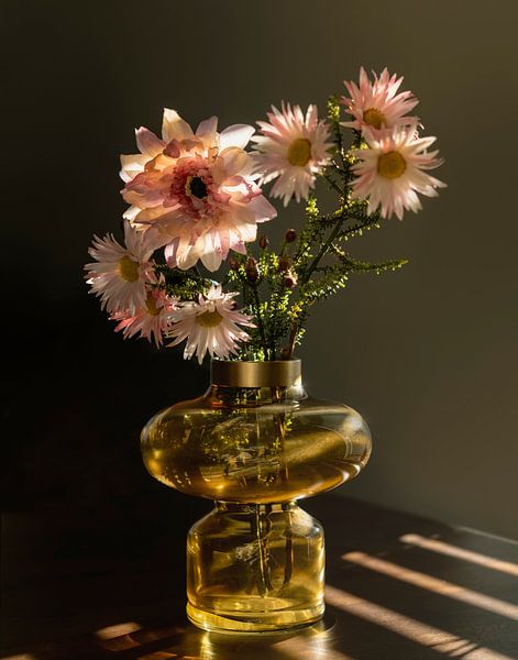 Stilleben mit Seidenblumen. von Alie Ekkelenkamp