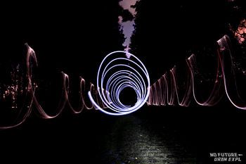 Lichtmalerei: Pfad der Dunkelheit