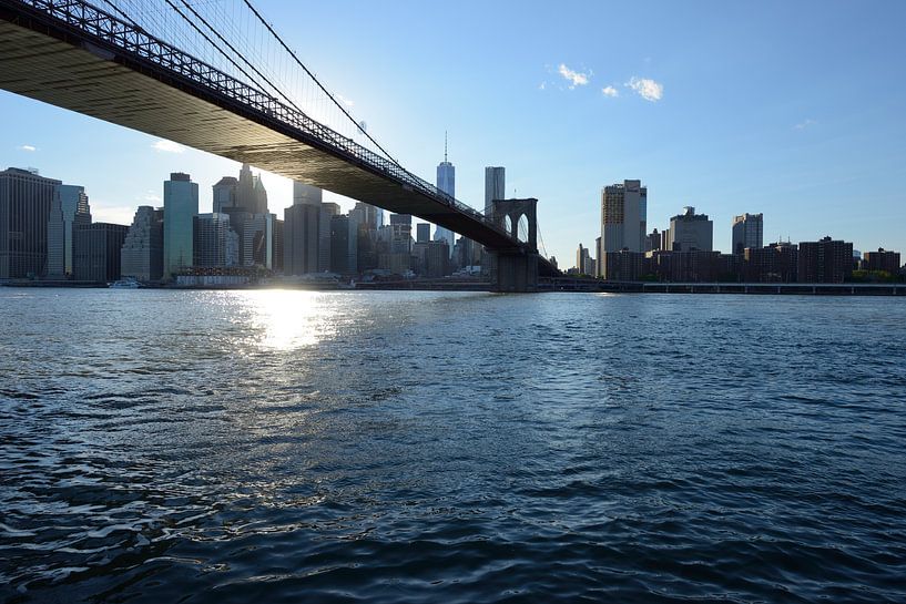 Brooklyn Bridge in New York over de East River voor zonsondergang by Merijn van der Vliet