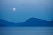 Opkomende volle maan boven Griekenland van Cor de Hamer