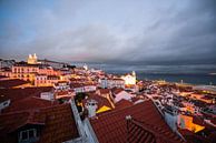Lissabon in de schemering met zijn prachtige stadsbeeld en historische gebouwen van Leo Schindzielorz thumbnail