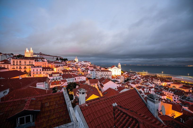 Lissabon in de schemering met zijn prachtige stadsbeeld en historische gebouwen van Leo Schindzielorz