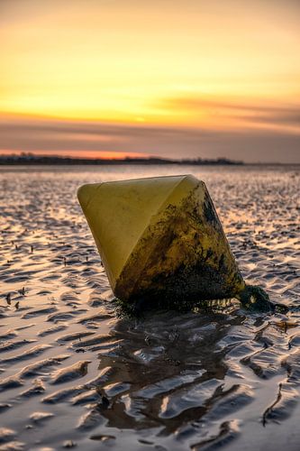 Bouée sur la plage en Normandie en mer France sur Rob van der Teen