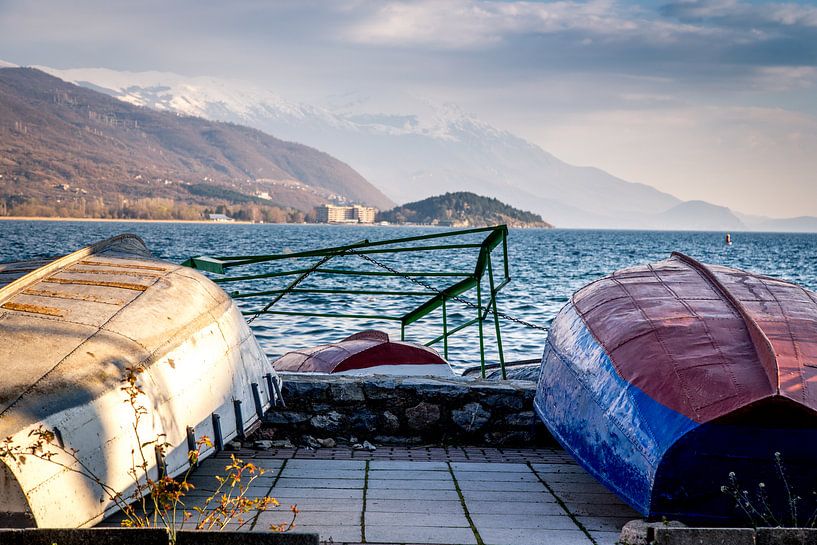 Boats at dock Lake Ohrid van Julian Buijzen