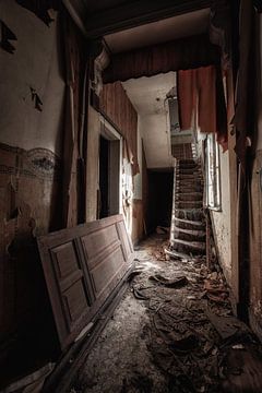 Abandoned hallway in a house by Steven Dijkshoorn