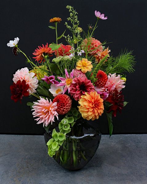 Boeket met plukbloemen en dahlia's van Joyce Dahlmans
