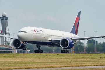 Take-off Delta Airlines Boeing 777-200.