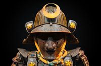 Japanse Kabuto-helm met gezichtspantser versierd met gouden pruimtoppen.