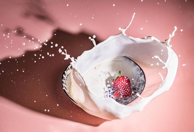 Les fraises tombent dans le piège du lait par Grace Qian Guo