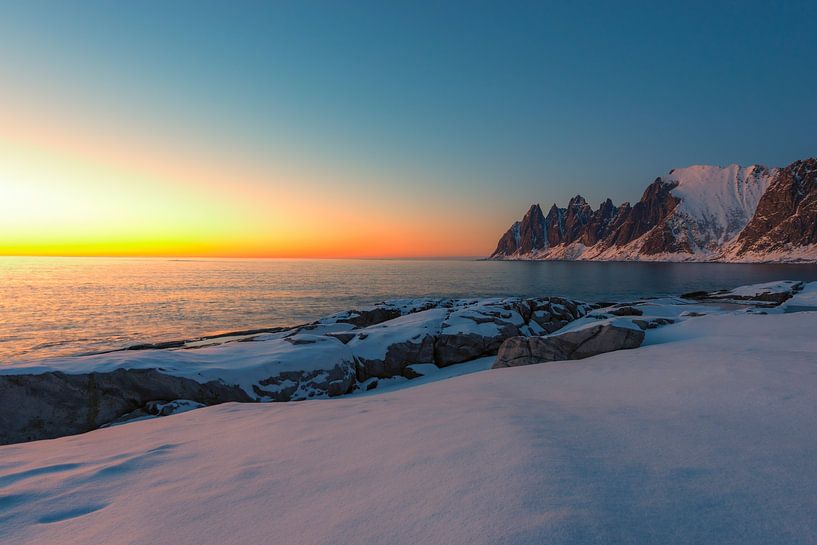 Zonsondergang bij Tungeneset op het eiland Senja in Noord Noorwegen van Sjoerd van der Wal Fotografie