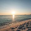 Risotto Reis Strand Is Arutas auf Sardinien zum Sonnenuntergang mit glitzerndem Meer und Steinen von Leo Schindzielorz