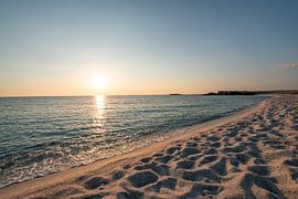 Risotto rice on Is Arutas beach in Sardinia at sunset with glittering sea and stones by Leo Schindzielorz