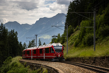 Zwitserse trein van de Rhatische Bahn in het berglandschap