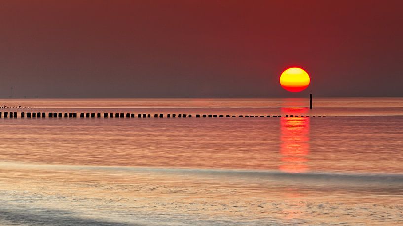 Sonnenuntergang am Meer Strand Cadzand Zeeland Niederlande von Twan van den Hombergh