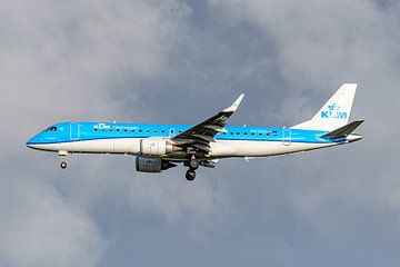 Landende KLM Cityhopper Embraer ERJ-190.