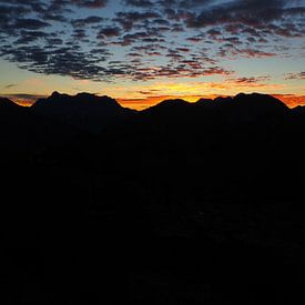 Morgenrot in den Alpen – stimmungsvolle Bergfotografie im ersten Licht des Tages. von Miriam Schwarzfischer Fotografie