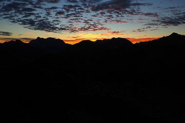 Dawn in the Alps - atmospheric mountain photography in the first light of day. by Miriam Schwarzfischer Fotografie