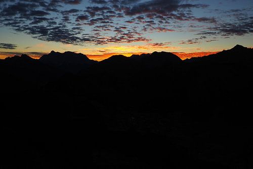Dageraad in de Alpen - sfeervolle bergfotografie in het eerste licht van de dag.