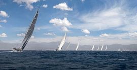 Zeilen met super zeiljacht op de Middellandse Zee. van Albert Brunsting