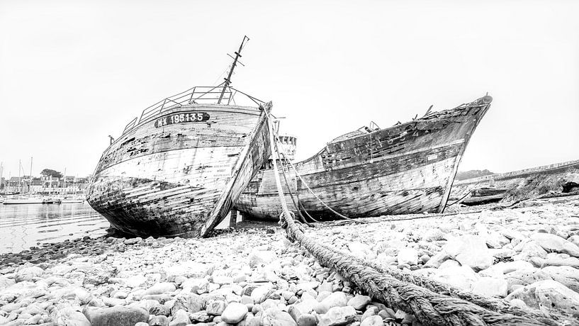 Scheepswrakken op de Bretonse kust in zwart-wit van Frans Nijland
