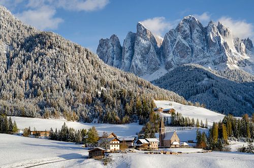 Kerk in de Alpen in de winter met sneeuw op de bergen van iPics Photography