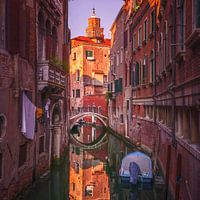 Stadsgezicht van Venetië, boot in het kanaal en brug. Italië