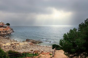 De zon breekt door de wolken in Moraira van Erik Groen