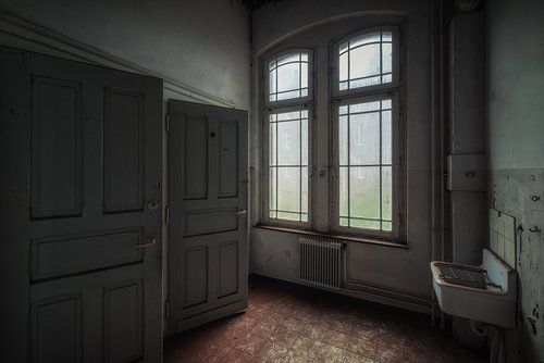 Twee Deuren, Twee Vensters